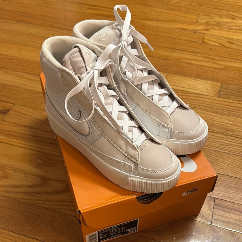 Nike Women's Blazer Mid Victory